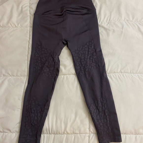 VICTORIA SECRET Leopard / Cheetah Purple Leggings - Picture 4 of 7